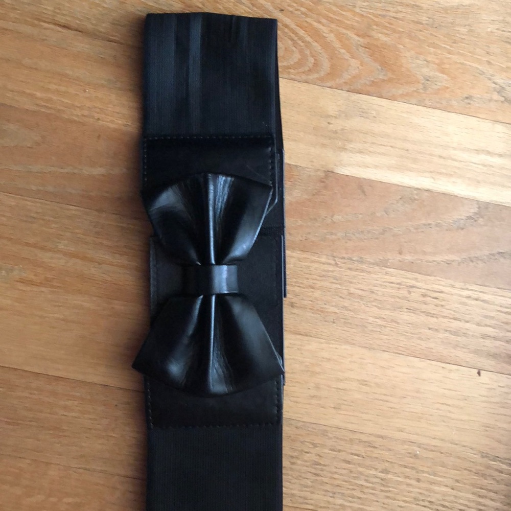 Black stretch belt with back Velcro closure